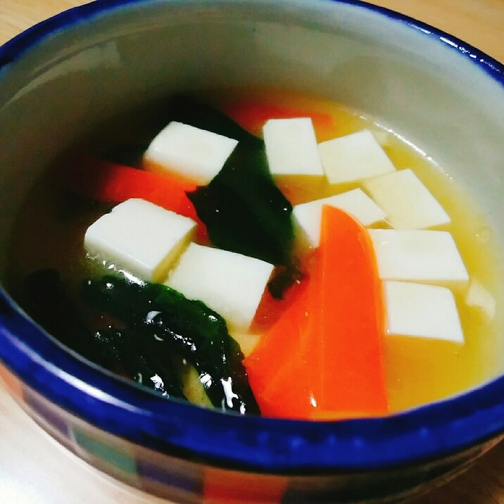 豆腐と人参とわかめのスープ
